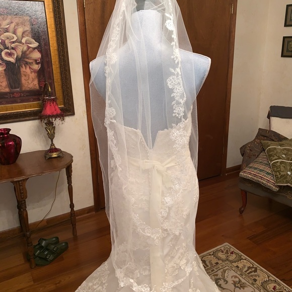 Enzoani Dakota wedding dress belt & veil included - Picture 8 of 16